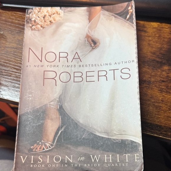 Other - Nora Roberts Vision in White (The Bride Quartet, Book 1)